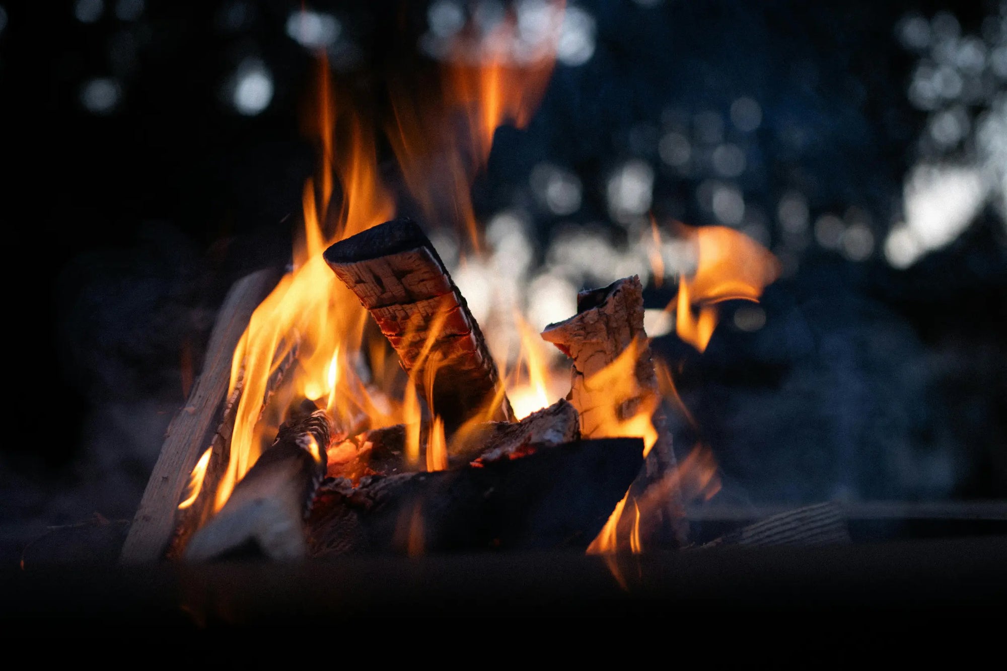 Spezialist für Feuer, von Feuerzeugen bis zu Feuerschalen