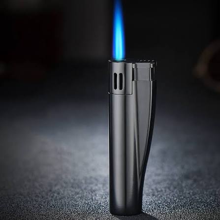 Jet Feuerzeug mit einer blauen Jetflamme unter Druck