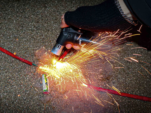 Feuerwerksanzünder mit blauem Sturmflammen für Silvester
